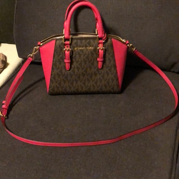 Michael Kors Handbags - Michael Kors cross body/ messenger 💕